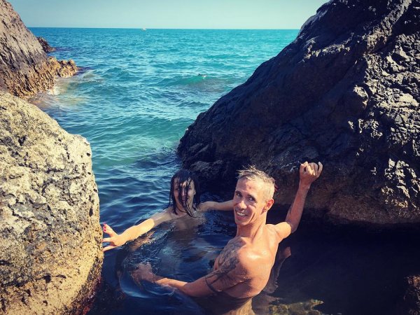 «Ура! Я дома»: Голый Алексей Панин шлет привет с нудистского пляжа