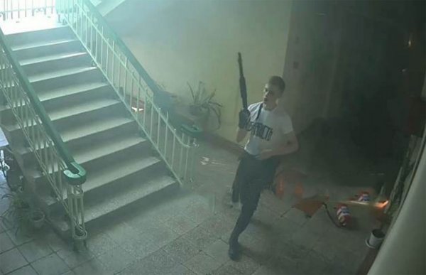 В Сеть выложили новое фото устроившего жестокую расправу «керченского стрелка»